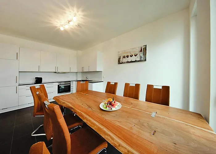 Fuer 3 Personen In * シュトラウスベルク